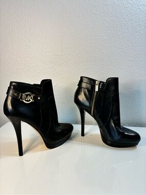 Michael Kors Wyatt 10M Black Leather Stiletto Ankle Boots with Gold MK Accent